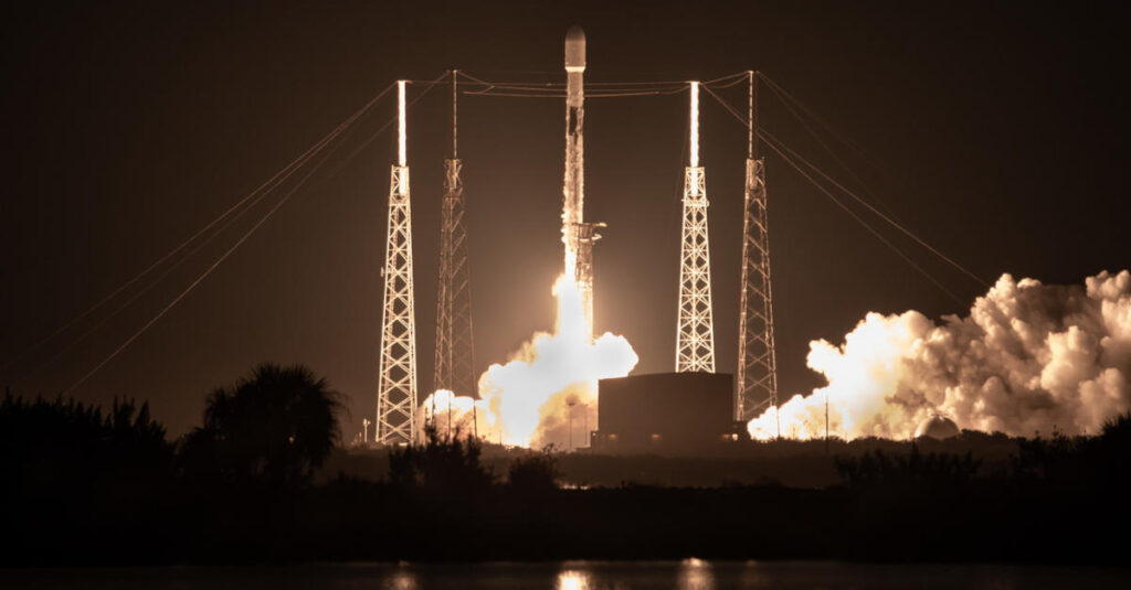 Lançamento do foguete Falcon 9, da SpaceX, transportando 48 satélites Starlink e dois satélites BlackSky. 
