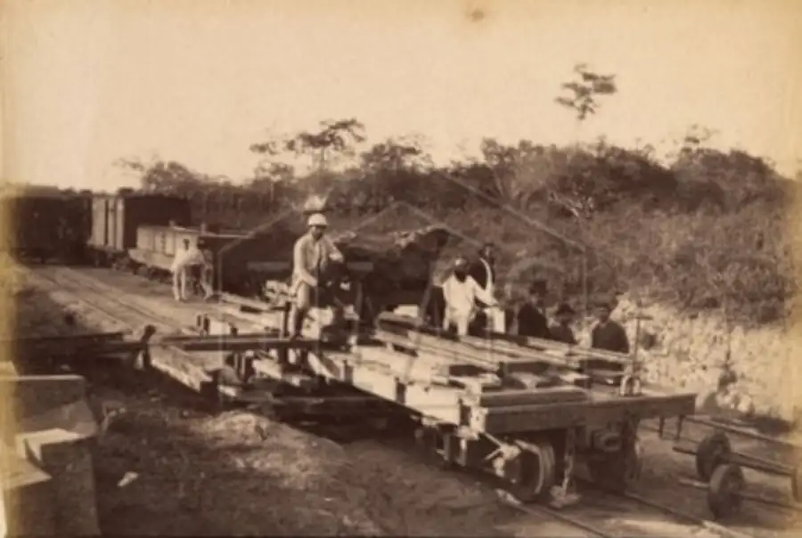 Foto do embarque do meteorito na estação ferroviária de Jacurici. 