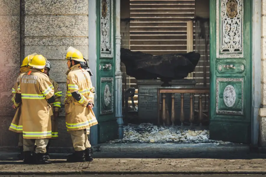  Imagem do meteorito Bendegó após o incêndio no Museu Nacional. 