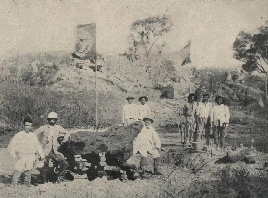 Foto do meteorito às marges do rio Bendegó, em 1887.
