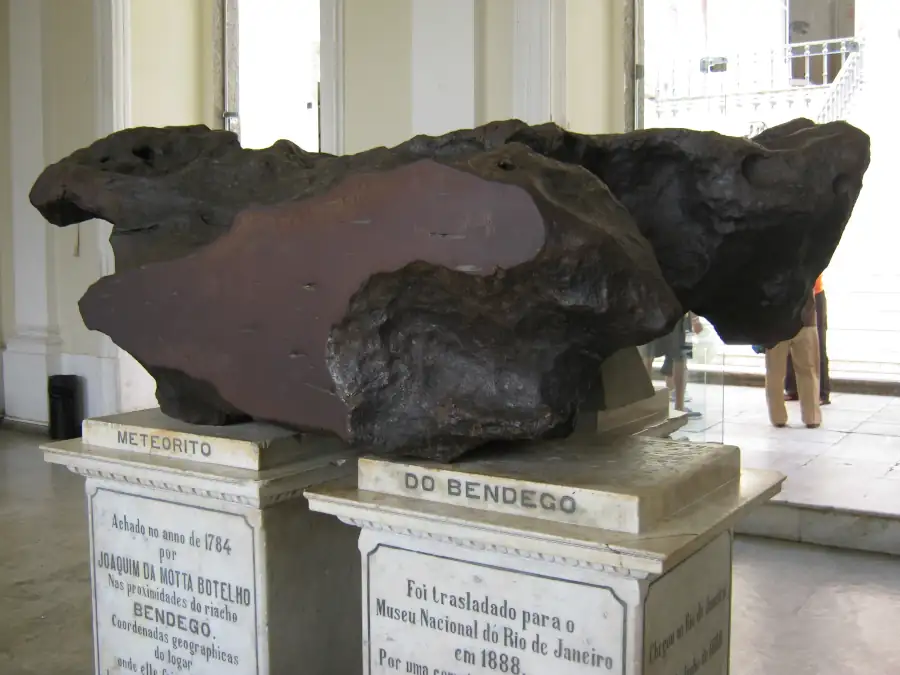 Foto do meteorito Bendegó exposto no saguão do Museu Nacional, em 2011.