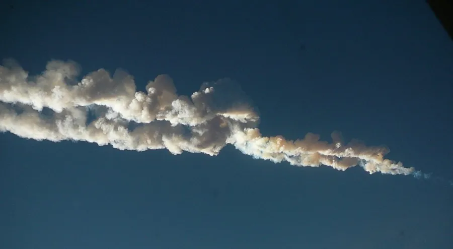 Rastro do meteoro no céu de Chelyabinsk, na Rússia, em 2013. 