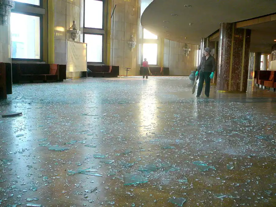 Vidros espalhados pelo chão após a onda de choque do meteoro de Chelyabinsk quebrar janelas de um teatro. 