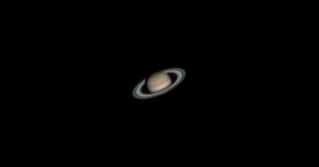 Foto de Saturno captado por meio de um telescópio