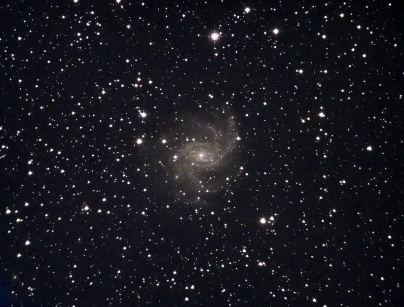 Foto da galáxia espiral NGC 6956, fotografada pelo eVscope eQuinox. Imagem: Unistellar/Divulgação
