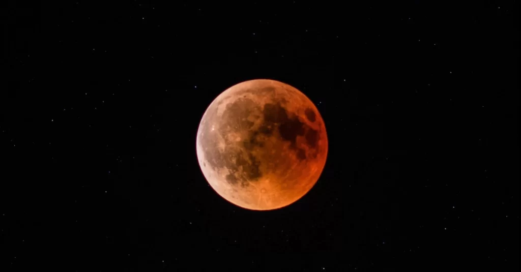 Foto de um eclipse total da Lua.