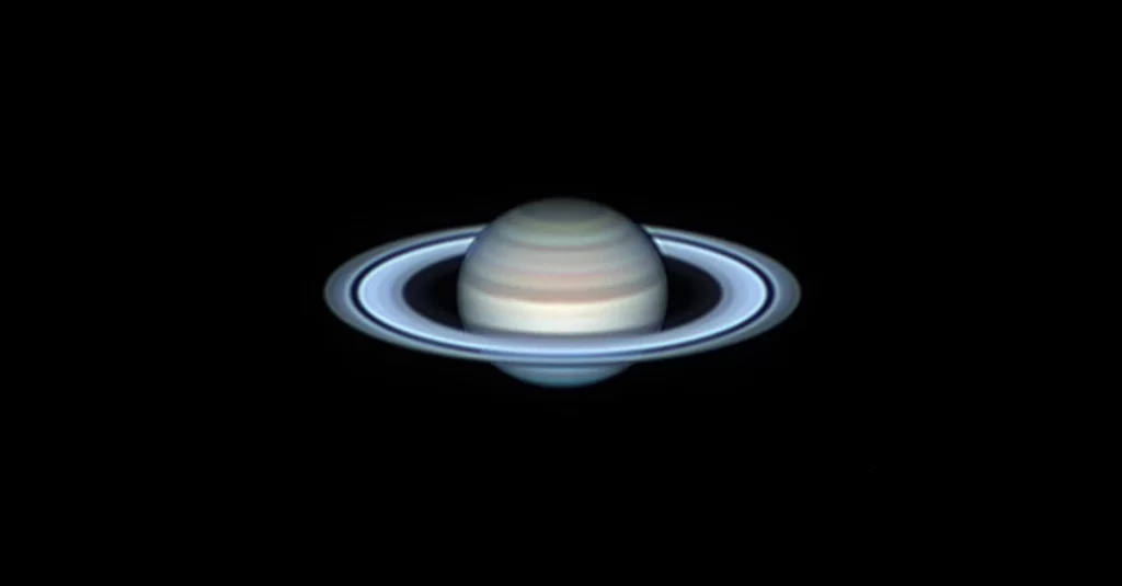 O planeta Saturno e seus anéis