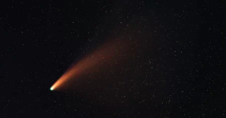 Como observar a passagem de um cometa no céu?