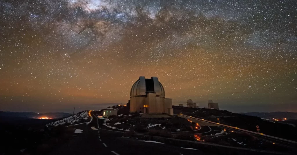 Foto do observatório de astronomia instalado no Monte La Silla, no Chile. Imagem: ESO/José Francisco Salgado