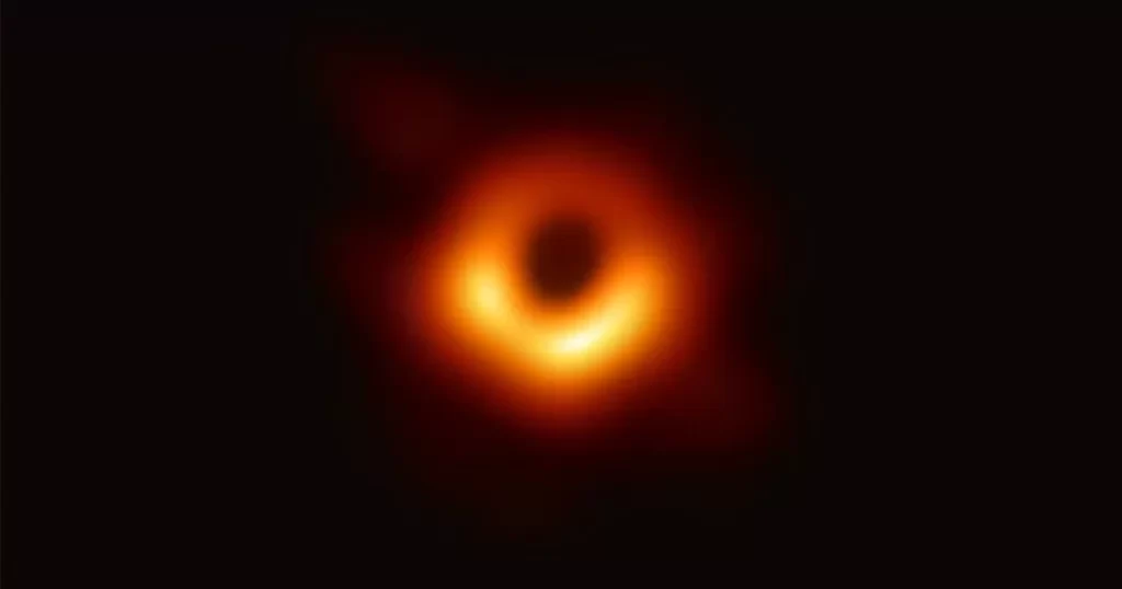 Buraco negro M87* é o coração pulsante da gigantesca galáxia elíptica Messier 87 e está localizada a uma distância de a 55 milhões de anos-luz da Terra; imagem do buraco negro captada pelo EHT revelou um anel circular brilhante, mais brilhante na parte sul - Foto: Wikimedia Commons
