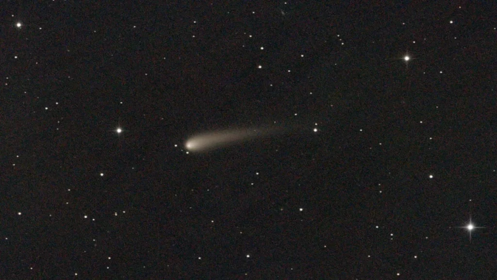 Foto do  C/2023 A3 (Tsuchinshan-ATLAS), o "Cometa do Século". Imagem: Wikimedia Commons/Reprodução