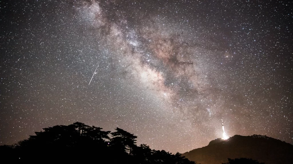 Meteoro observado na cidade de Huangshan, na China. Imagem: Joshua/Unsplash