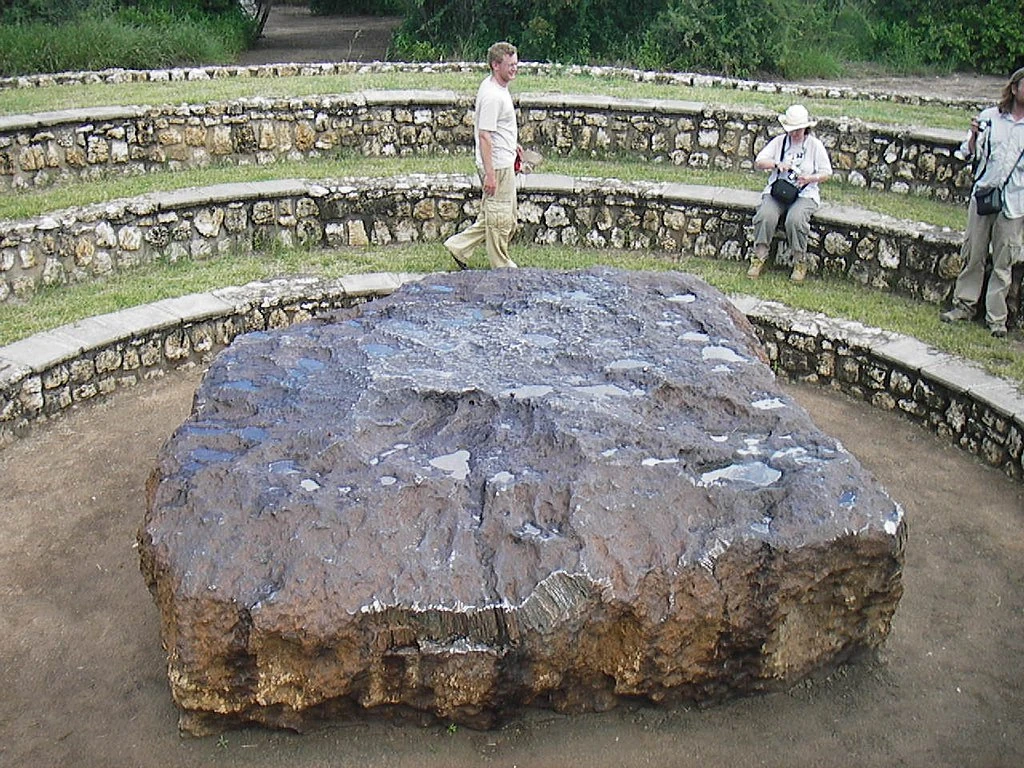 Foto do meteorito Hoba, na Namíbia, em 2006. Imagem: Wikimedia Commons/Reprodução