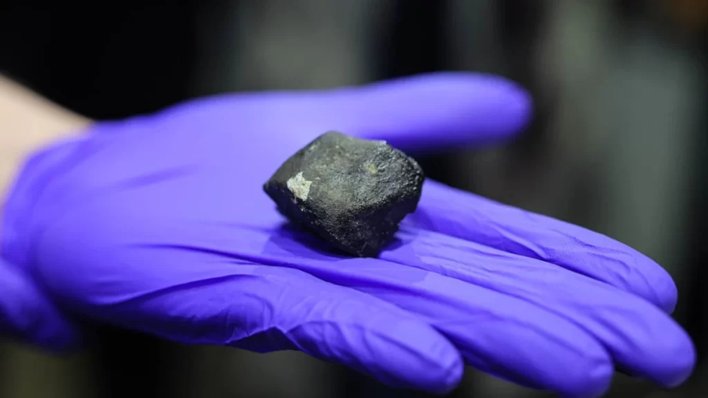 Meteorito de Nqweba, encontrado em 2024 na África do Sul. Imagem: Wits University