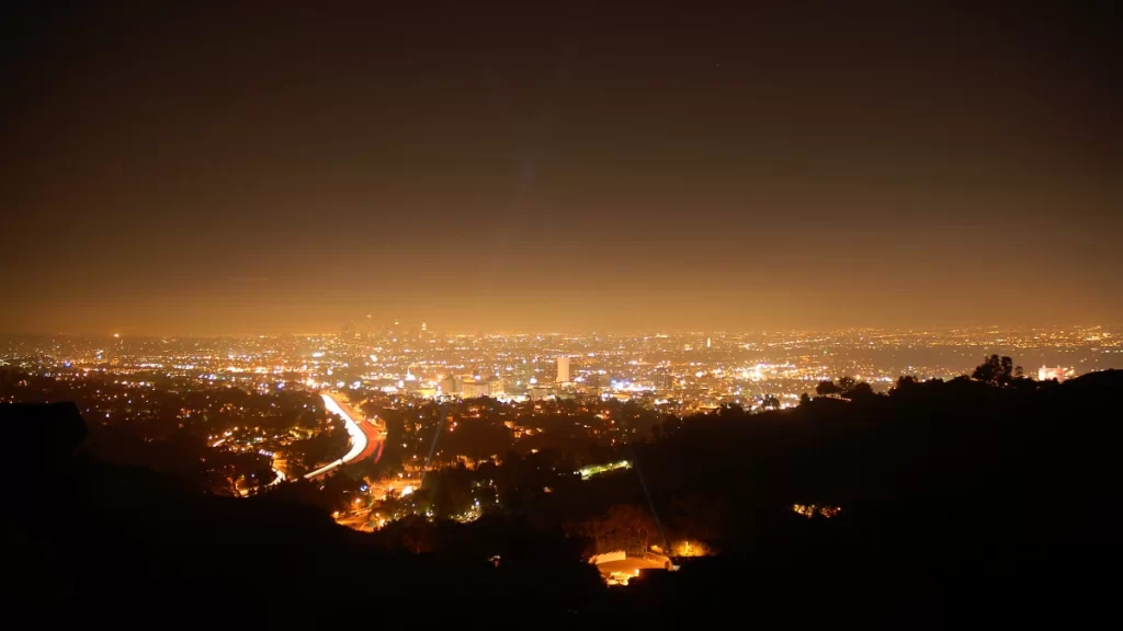 Foto de grande cidade nos EUA tomada pela poluição luminosa. Imagem: Mike Knell/Flickr/Reprodução