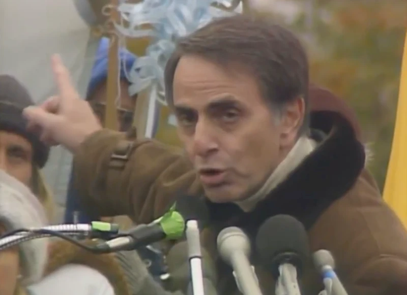 Carl Sagan, discursando contra o uso de armas nucleares, na Grande Marcha da Paz em 1986. Imagem: YouTube Reprodução