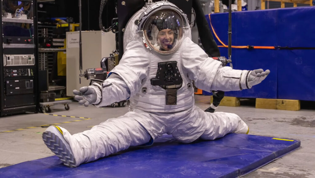 Novo traje espacial permite que astronautas deem espacate na Lua