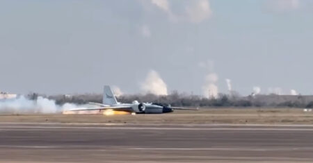 VÍDEO: Jato de pesquisa da NASA faz pouso de emergência após falha