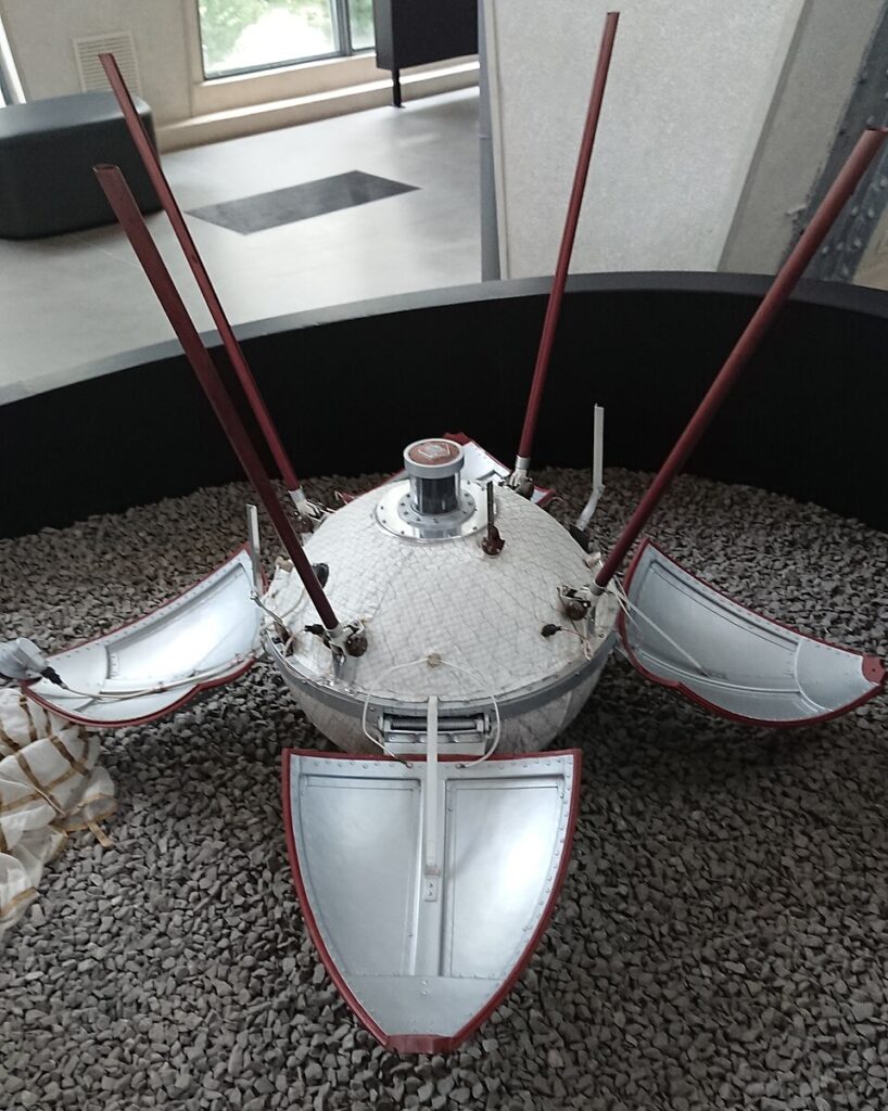 Luna 9 model