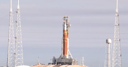Artemis 2 entra em modo “oficina” e NASA tira foguete da rampa de lançamento