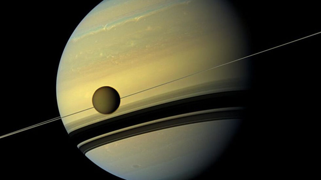 A Lua Titã e o planeta Saturno. Imagem: NASA