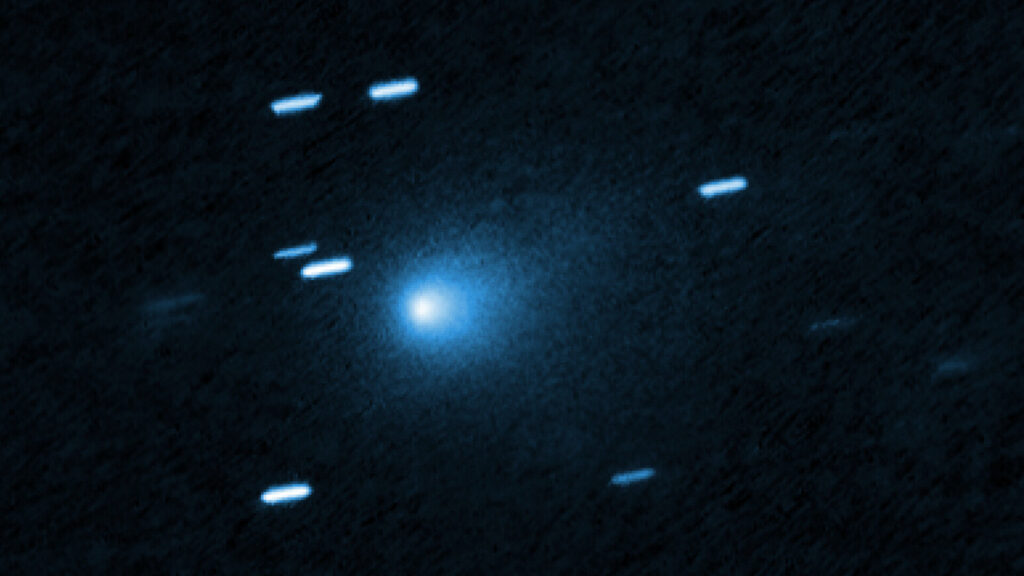 O cometa interestelar 3I/ATLAS fotografado pelo Telescópio Espacial Hubble. 