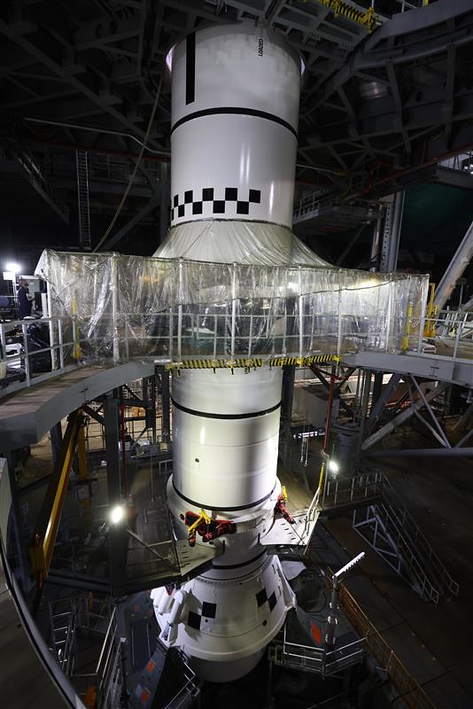 Deu tripofobia? Quadrados no foguete Artemis 2 têm função 2 Foguete em montagem na plataforma