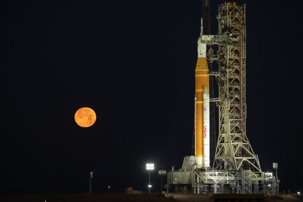 Artemis 2 volta ao pad e deixa a Lua mais perto 1 O foguete da missão Artemis 2 na plataforma 39B.