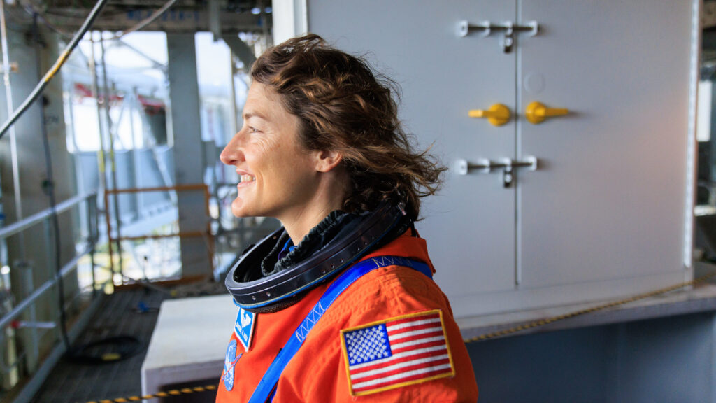 Quem é a astronauta que pode fazer história na Artemis 1 A astronauta da NASA Christina Koch na plataforma de lançamento da missão Artemis 2