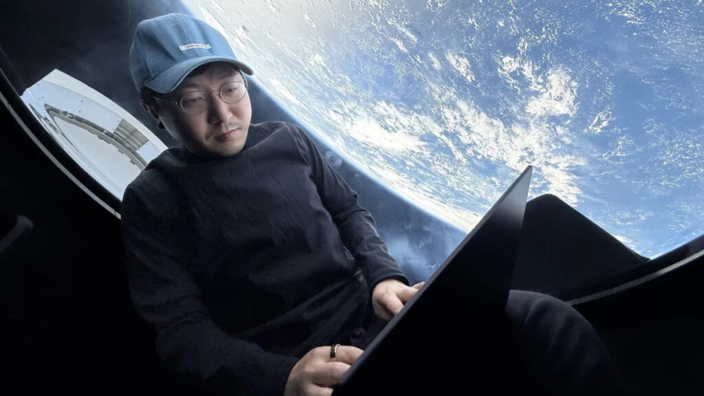 Foto de Chun Wang em órbita, a bordo da missão Farm2, financiada e comandada por ele. Imagem: SpaceX.