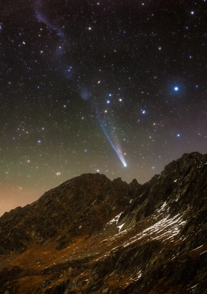Cometa C/2025 A6 (Lemmon) sobre os Alpes Suíços © Jakob Sahner (Alemanha). Esta fotografia mostra o cometa C/2025 A6 (Lemmon) nas primeiras horas da manhã. Jakob Sahner dirigiu até o interior dos Alpes Suíços para aproveitar ao máximo a última noite clara antes do ciclo da Lua nova. A paisagem era de tirar o fôlego e formou um primeiro plano perfeito para o cometa. Capturada com uma câmera Nikon Z 7, rastreador estelar Move Shoot Move Nomad, lente TTArtisans AF 85 mm f/1.8, 85 mm f/2.2, ISO 800. Primeiro plano: exposição de 120 segundos; céu: 38 exposições de 30 segundos. Local: Tujetsch, Grisões, Suíça, 18 de outubro de 2025
