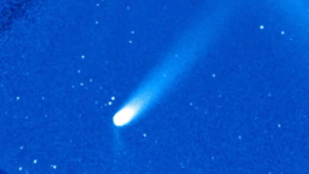 Cauda de íon do cometa PanSTARRS muda de direção em novas imagens da espaçonave SOHO. 