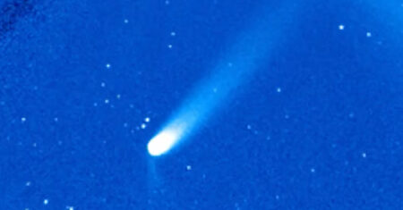 Cometa perto da Terra acende segunda cauda