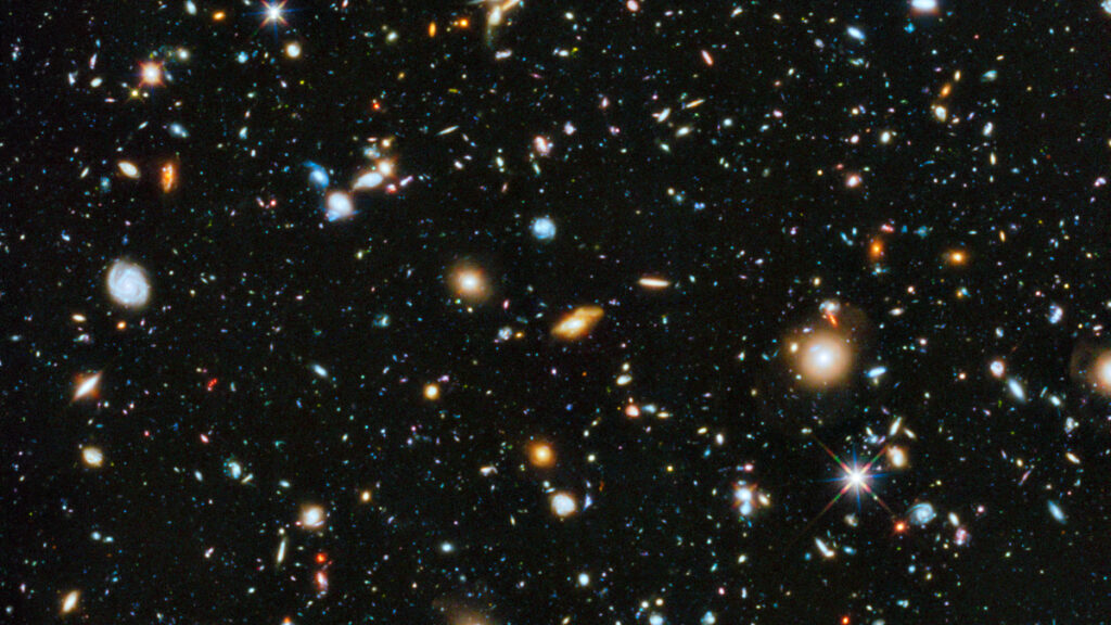 Foto captada pelo telescópio espacial Hubble, conhecida como Campo Ultraprofundo do Hubble, mostra uma grande variedade de galáxias, cada uma composta de bilhões de estrelas.
