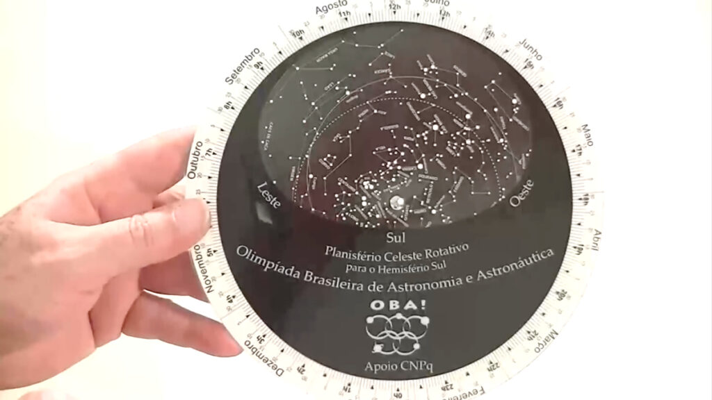 Mapa do céu: como ler um planisfério e não se perder 1 Pessoa usando um planisfério para identificar constelações no céu noturno
