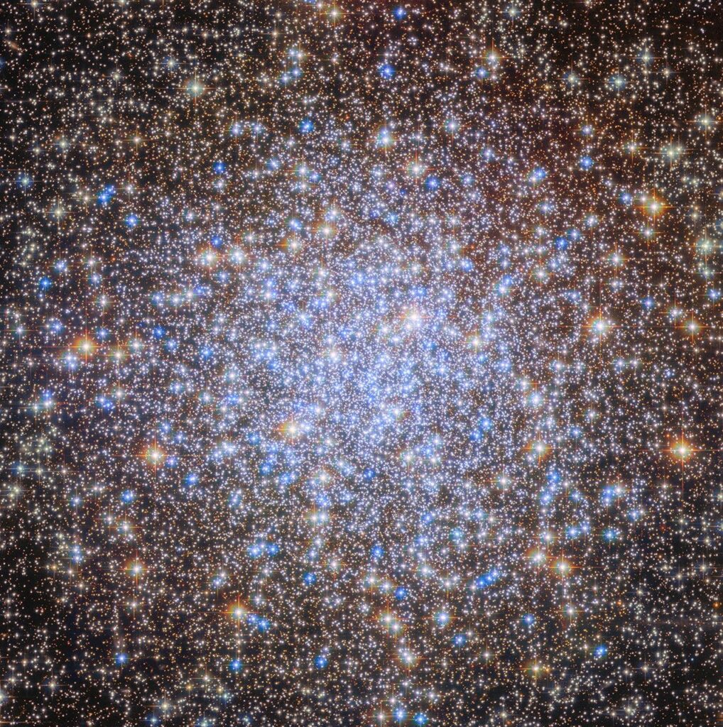 Imagem mostra uma coleção de dezenas de milhares a milhões de estrelas, todas firmemente ligadas sob a influência da gravidade. Imagem: NASA/ESA