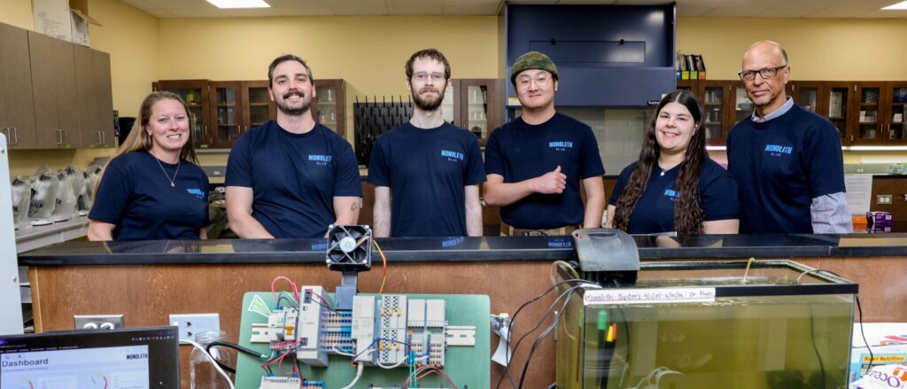 A equipe da Monolith com o protótipo de aquacultura de ostras. Imagem: Universidade Harrisburg/Monolith Space