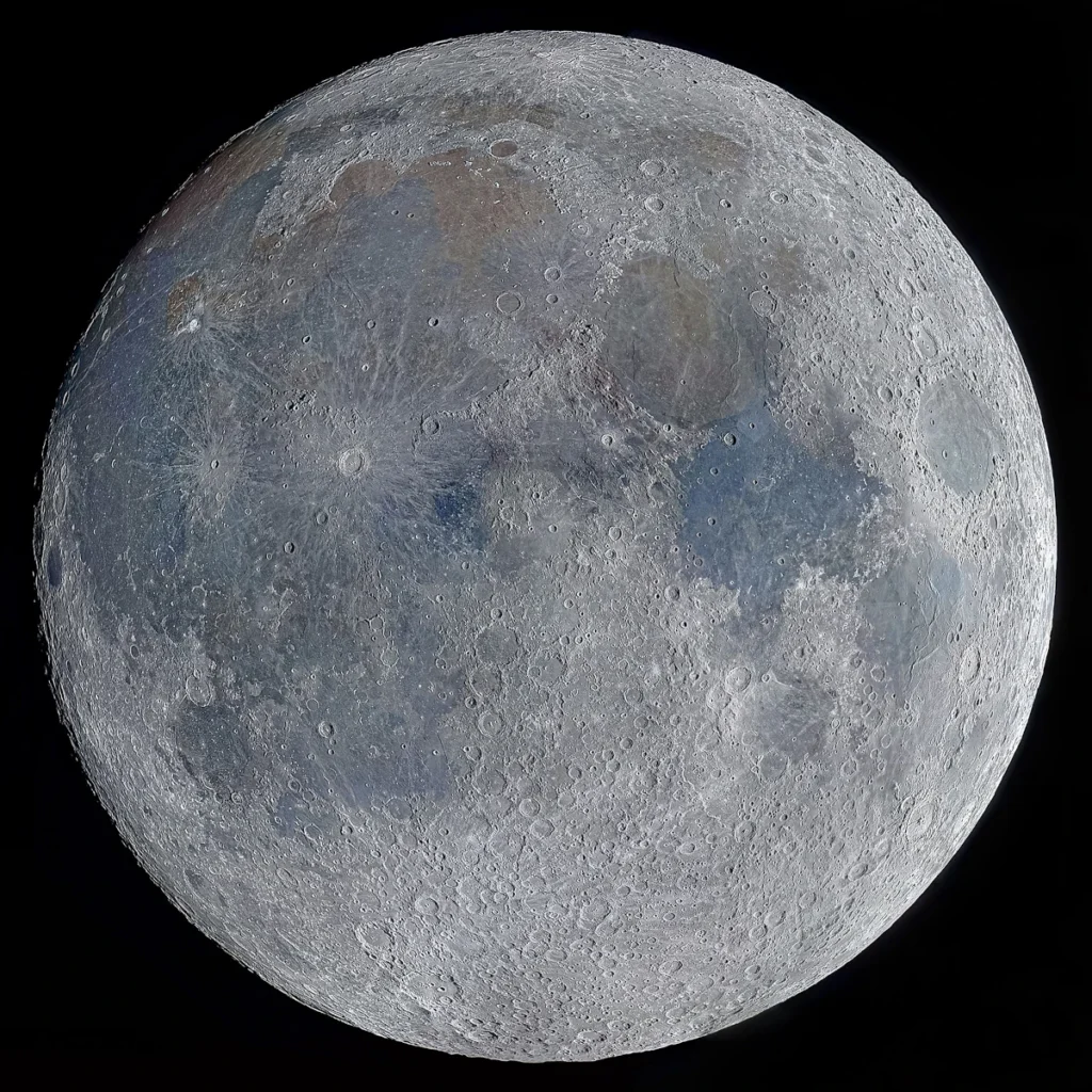 Lua de sombra © Richard Addis (Reino Unido). Richard Addis sempre quis criar uma imagem composta usando fotografias de todas as fases lunares, da Lua nova à Lua cheia. Em abril de 2025, com duas semanas de céu limpo, uma enorme raridade no Reino Unido, Addis conseguiu reunir dados suficientes para montar esta fotografia. A imagem revela detalhes de sombra por toda a superfície lunar, uma visão que não pode ser observada durante a Lua cheia, quando a superfície está totalmente iluminada. Essa abordagem enfatiza a paisagem lunar, criando um estudo marcante e belo. Capturada com um telescópio Celestron NexStar 6SE, montagem Celestron Advanced GT, câmera ZWO ASI120MC, 1.500 mm f/10, aproximadamente 7.000 exposições de 1 a 6 milissegundos. Local: Wallasey, Merseyside, Inglaterra, 31 de março a 14 de abril de 2025