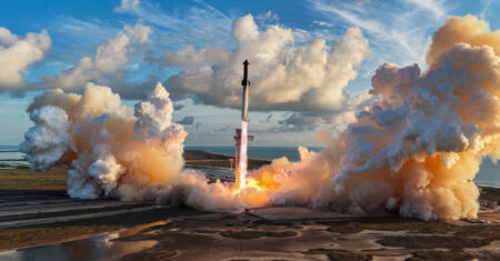 Starship chega à órbita pela 1ª vez e lança 26 satélites