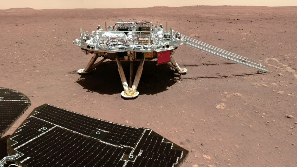 O módulo de pouso da missão Tianwen-1, visto pelo rover Zhurong depois de rolar para a superfície em maio de 2021. Imagem: Administração Espacial Nacional da China