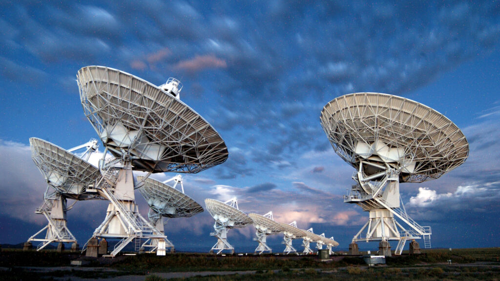 Fonte misteriosa da Via Láctea emite rádio há mais de 20 anos 1 Formação de radiotelescópios do Observatório Very Large Array, nos EUA. (Crédito: NRAO)