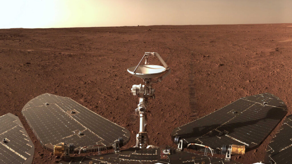 O rover chinês Zhurong na superfície de Marte (Crédito: CNSA)