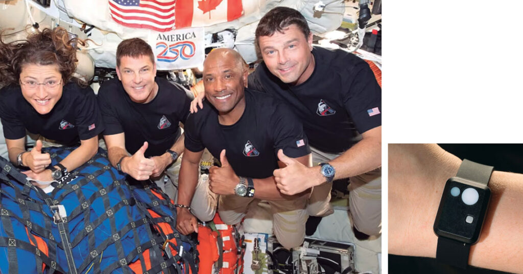 Astronautas da missão Artemis 2 levando em seu pulso um actígrafo desenvolvido no Brasil (no detalhe). 