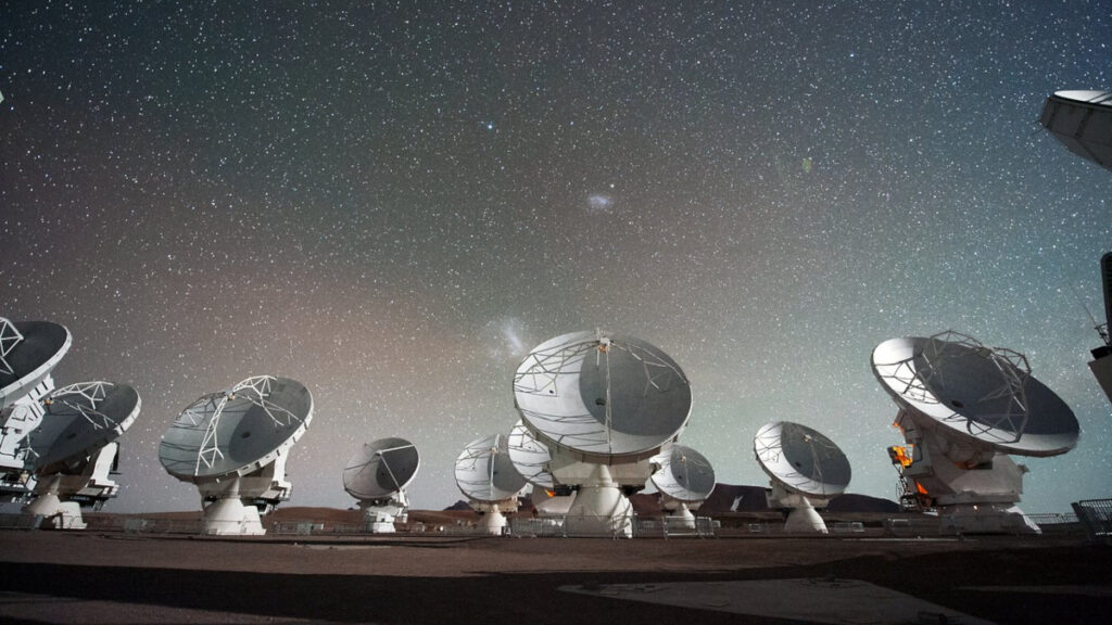 Foto dos radiotelescópios do Atacama Large Millimiter/submillimeter Array (o ALMA). Imagem: ESO