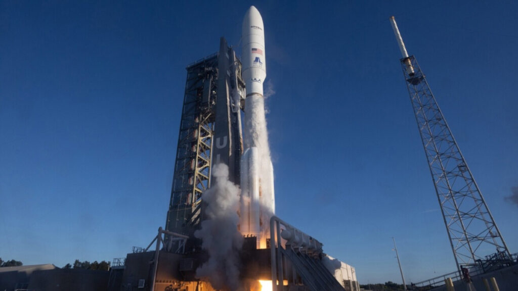 Satélites de Kuiper decolam a bordo do foguete Atlas V da ULA durante a missão KA-03. 