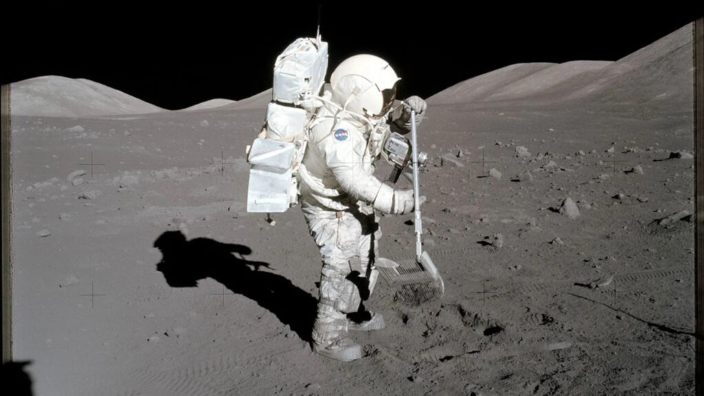Lua pode ter preservado gases da Terra de 3,5 bilhões de anos 1 Foto do astronauta Harrison H. Schmitt na superfície da Lua, durante a Apollo 17. Imagem: NASA