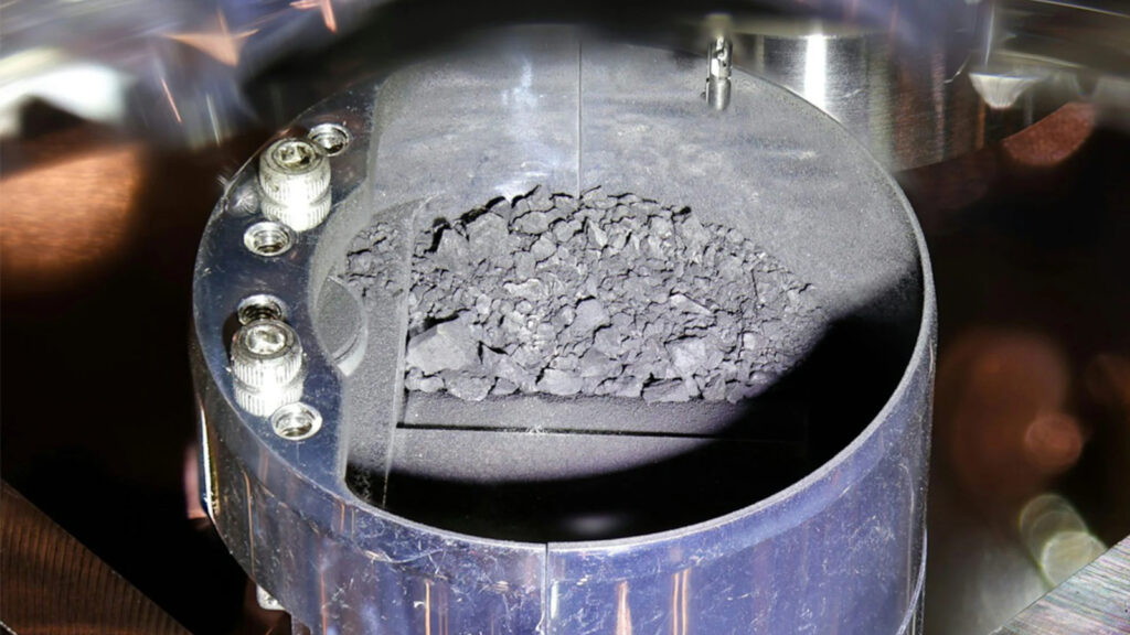 JAXA acha alfabeto genético em asteroide Ryugu 1 Amostra do asteroide Ryugu coletado e enviado para a Terra pela missão Hayabusa2. Imagem: JAXA