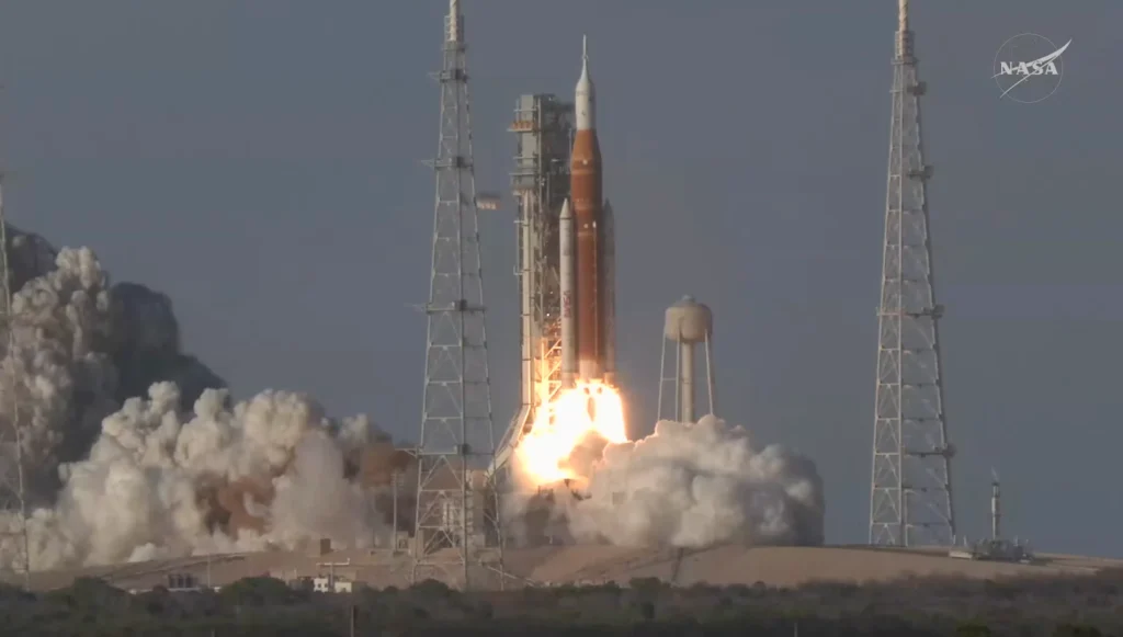 Print do momento do lançamento da missão Artemis 2. Imagem: YouTube