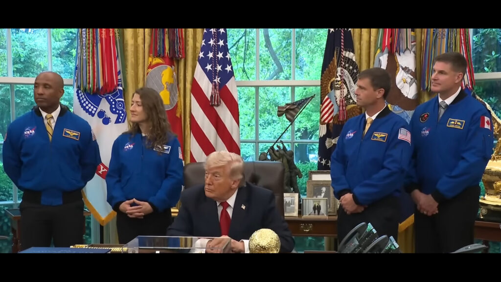 Print da transmissão do evento na Casa Branca com a participação dos astronautas da missão Artemis 2