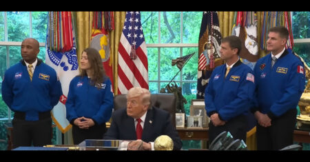 Astronautas da Artemis 2 são recebidos por Trump